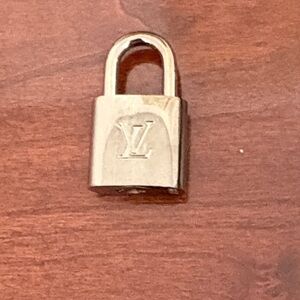 Louis Vuitton Shiny Shiny Lock